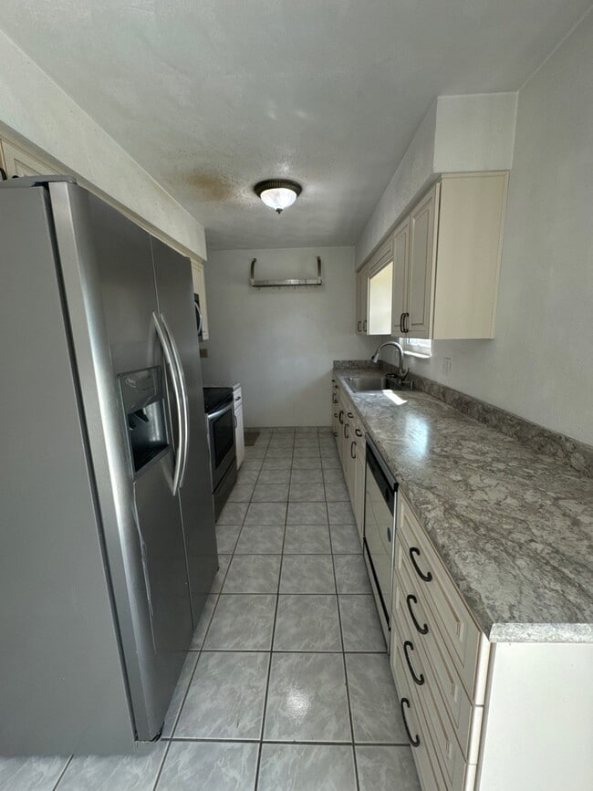 Building Photo - 1704 Twinbrook Dr