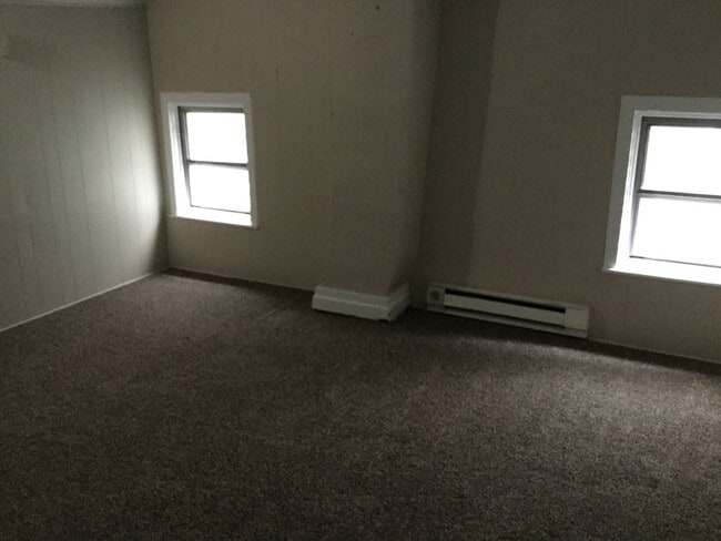 Building Photo - 3 Bedroom, 2 1/2  Bathroom half duplex, $1...