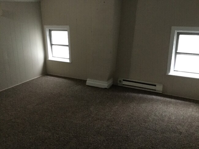 Building Photo - 3 Bedroom, 2 1/2  Bathroom half duplex, $1100 mo - Available December 19