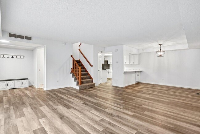 Building Photo - 18669 Clear View Ct