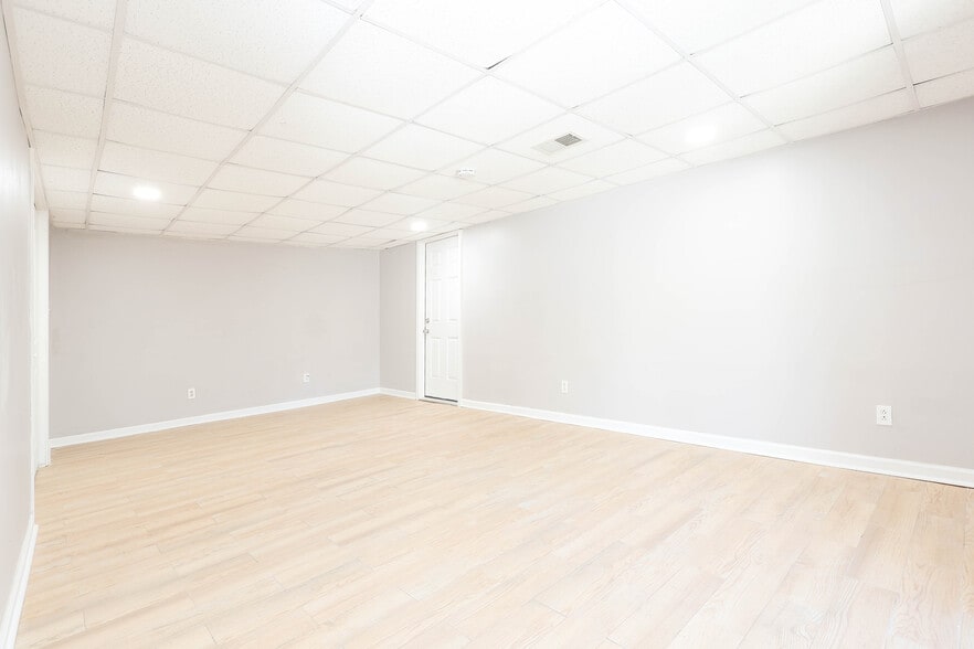 Building Photo - 225 Willow Lake Ln