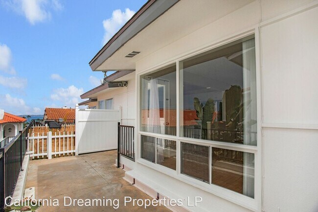 Building Photo - 520-524 Avenida Victoria