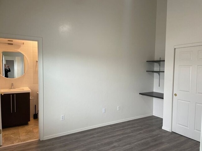 Building Photo - 3Bdm 3Ba close to U of A! must see!