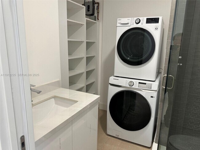 Building Photo - 881 Ocean Dr