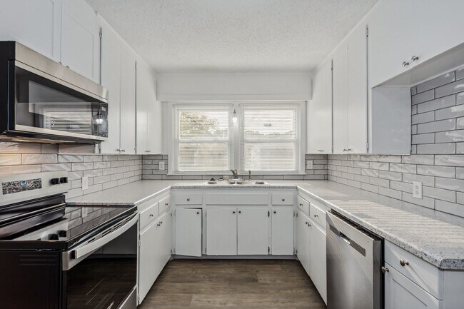 Building Photo - Spacious 4 bedroom home with 2 car garage
