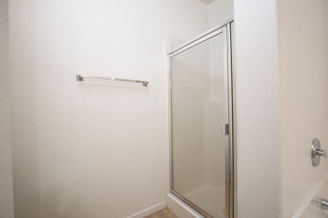 Building Photo - Adorable 2 Bedrooms Condo on the Second Floor
