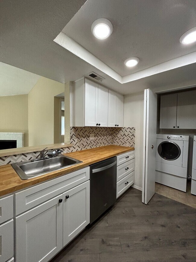 Building Photo - AVAILABLE 8/11 -  2 bed / 2 bath rennovate...