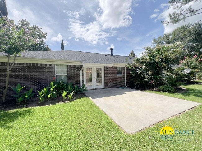 Building Photo - Spacious 3-Bedroom Retreat with New Kitchen Appliances!
