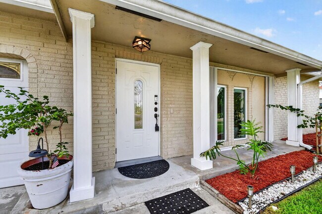 Building Photo - 14624 Country Side Ln