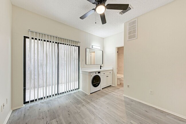 Building Photo - West campus 1 bed condo just 2 blocks from UT
