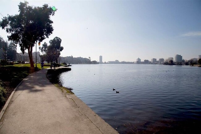 Building Photo - Beautiful Condo In Front of Lake Merritt!