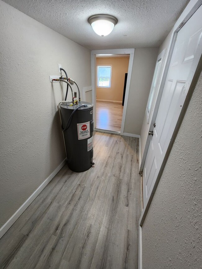 Building Photo - Spacious 1-Bedroom, 1-Bathroom Home AVAILA...