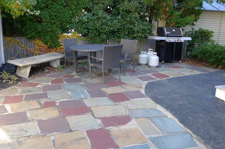 Building Photo - 12 Chestnut St