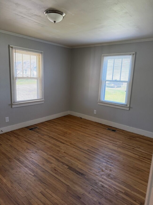 Building Photo - Adorable Cottage with detached garage Lebanon TN