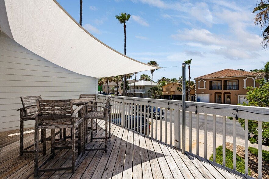 Building Photo - 1118 E Esperanza St