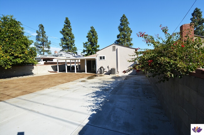 Building Photo - 1925 N Pass Ave