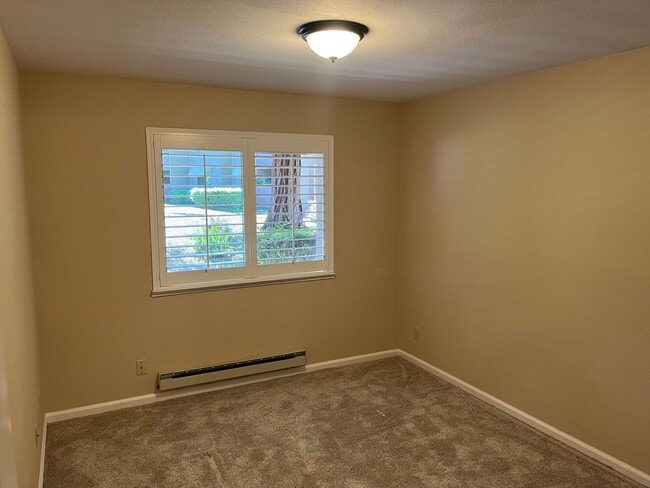 Building Photo - 2 Bedroom Condo in Quiet, Gated Community