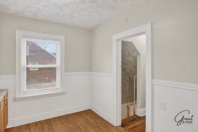 Building Photo - $1300 4 bedrooms