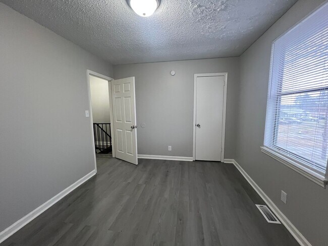 Building Photo - 226 Greenleaf Cir