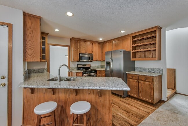 Building Photo - Beautiful cul-de-sac home, with fenced in yard