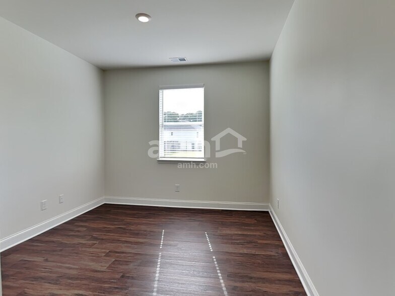 Building Photo - 838 Carnaby Ln