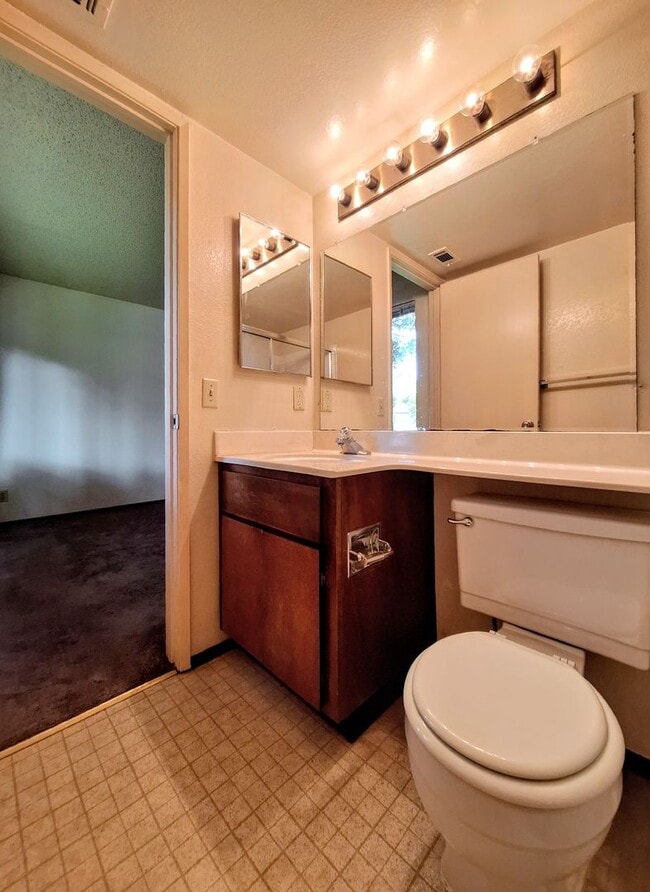 Building Photo - Spacious First Floor 2bd Condo With Laundr...