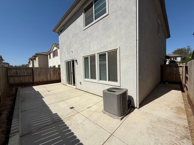 Building Photo - Two story home located in Sylvan School District!