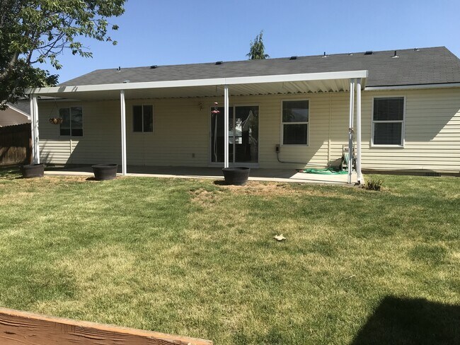 Building Photo - Cute Nampa home in one of  the most desira...