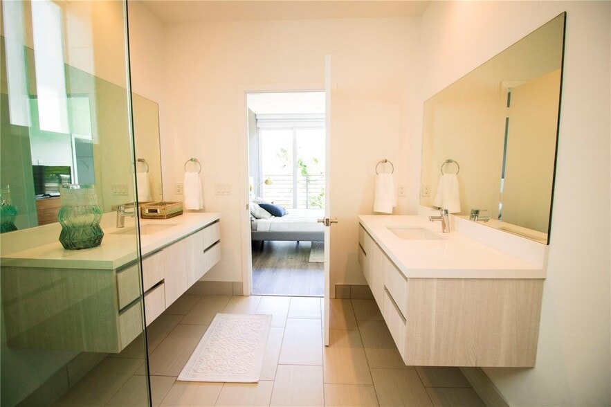 Building Photo - 2465 NE 135th St