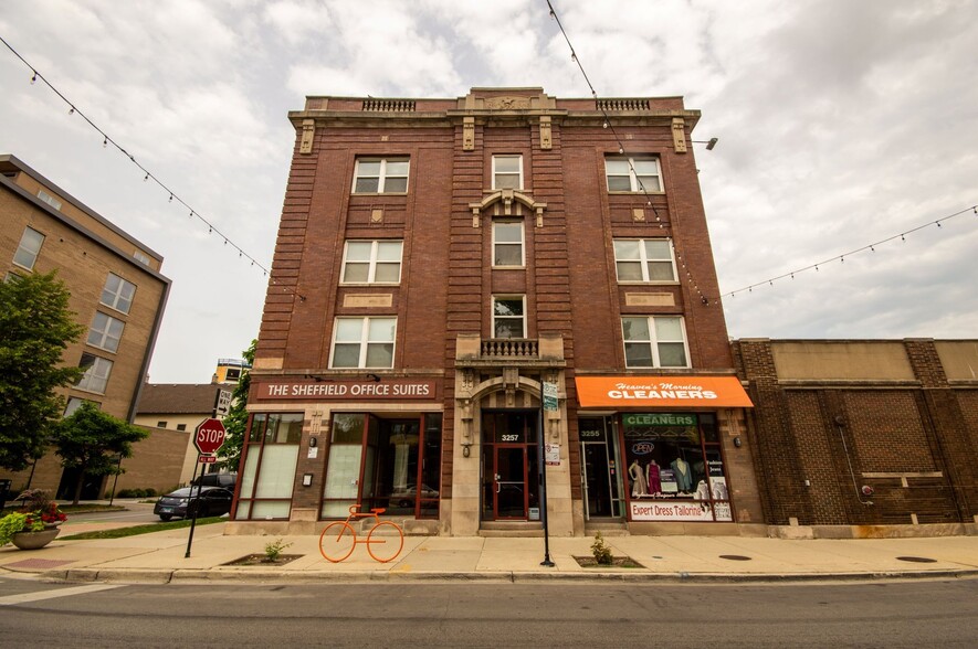 Building Photo - 3257 N Sheffield Ave