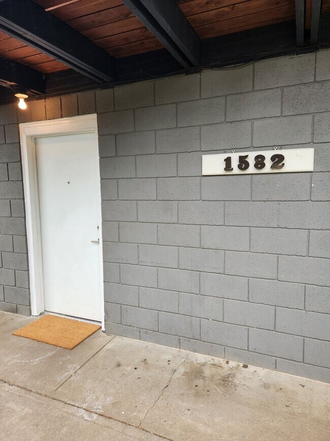 Building Photo - 1580-1584 SW Thomsen Ave