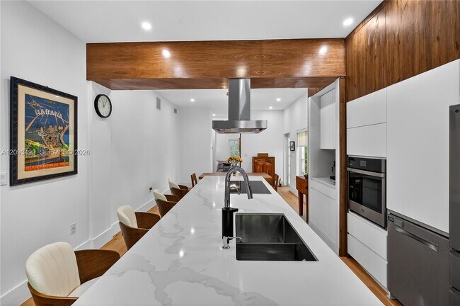 Building Photo - 1109 Almeria Ave