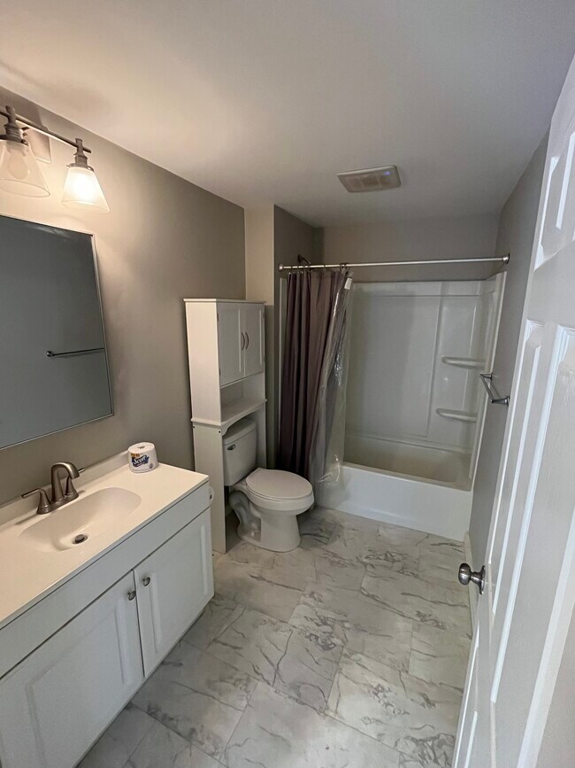 Building Photo - River RD