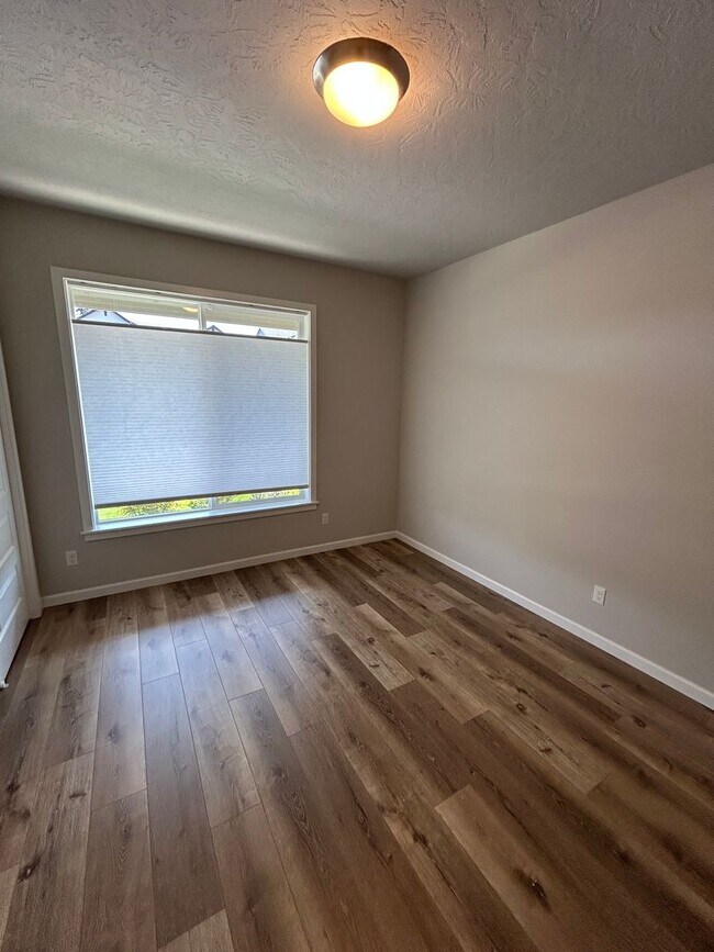 Building Photo - Beautiful 4 Bedroom, 2 Bath Home in Carlton