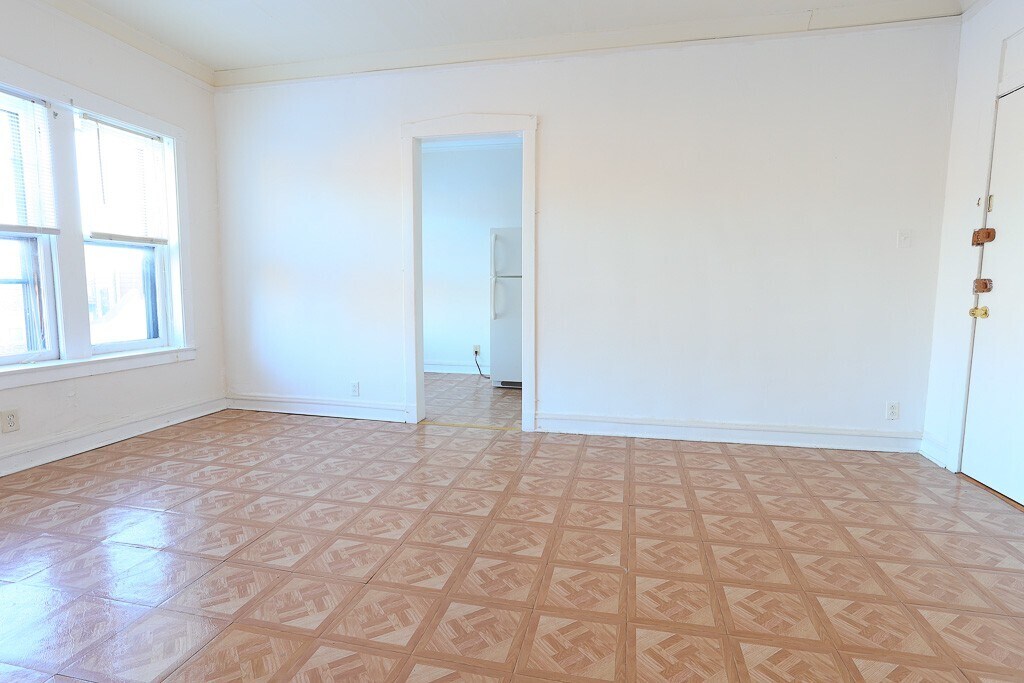 Building Photo - 2222 W Wilson Ave