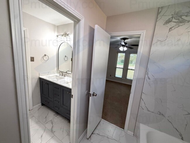 Building Photo - AVAILABLE NOW!!! Beautiful 4-bedroom, 2.5-bath home in the heart of Richardson