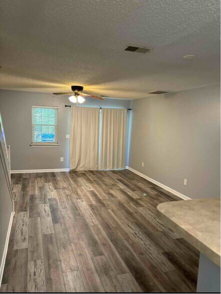 Building Photo - 7933 Shadow Oak Dr