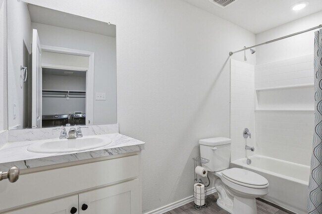 Building Photo - Contemporary in Cleburne!