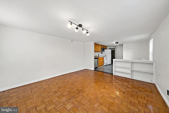 Building Photo - 625 Catharine St