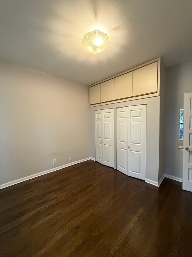 Building Photo - 1555 W Rosemont Ave