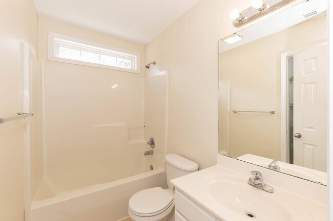 Building Photo - THREE BEDROOM HOME WITH LARGE YARD!