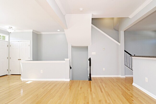 Building Photo - Spacious Pantops Townhome – Convenient, Pet-Friendly Living
