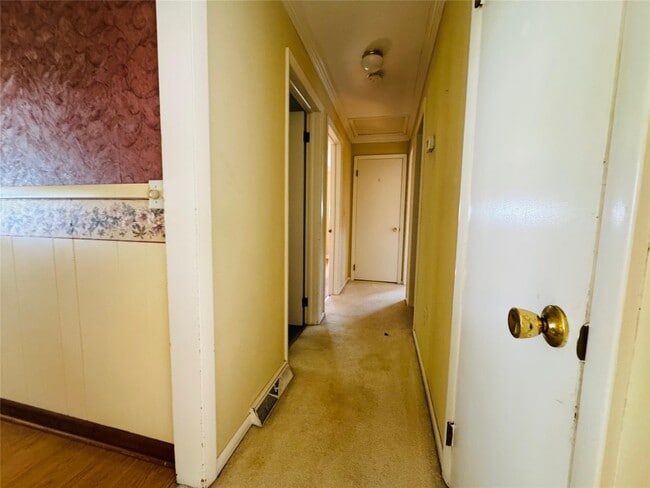 Building Photo - 2715 Manhattan Dr
