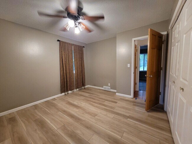 Building Photo - Coralville 4 bedroom 2.5 bath, 2 stall attached garage, fenced yard!