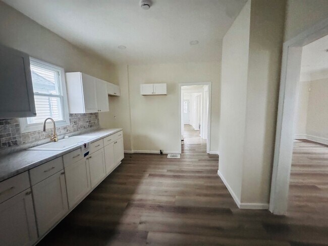 Building Photo - Charming 4-Bedroom Property in Prime Location