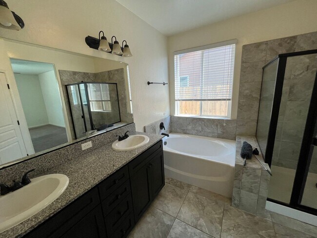 Building Photo - beautiful three bedroom home with sparkling pool in Visalia
