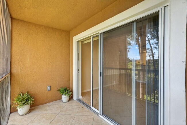 Building Photo - 1/1 Condo with Screened-in Balcony in Resort Style Community, Move in Ready!