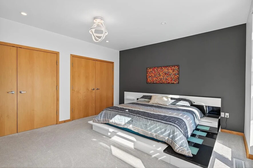 Building Photo - 3104 W Lake St