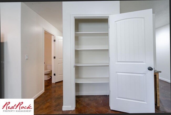 Building Photo - Charming 3 Bedroom Townhome with INTERNET INCLUDED & Dog-Friendly!