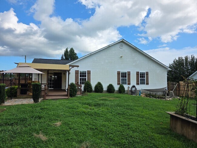 Building Photo - 200 Flagstone Ln